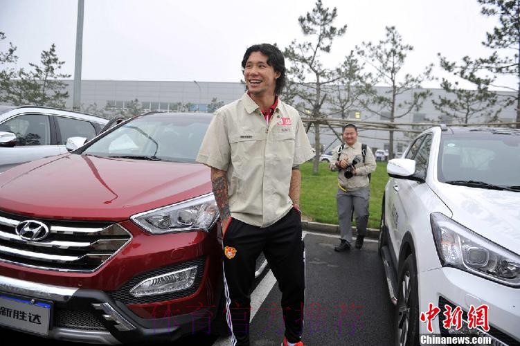 国足走进北京现代顺义工厂 卡马乔庆贺58岁生日